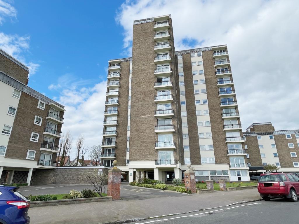 Lot: 137 - THREE-BEDROOM PENTHOUSE FLAT WITH COASTAL VIEWS - Frinton Court from the road fronting greensward